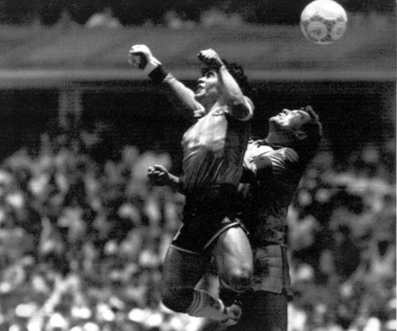 1986년 멕시코월드컵 아르헨티나와 잉글랜드 8강전에서 디에고 마라도나가 손으로 골을 넣은 순간 의 모습. 이른 바 ‘신의 손’ 사건은 세계 축구사에 가장 유명한 사거이 됐다. AP연합뉴스