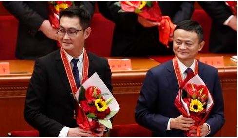 2018년 12월 베이징 인민대회당에서 열린 중국 개혁개방 40주년 기념식에서 중국 경제에 이바지한 공로로 수상한 마윈 알리바바그룹 당시 회장(왼쪽)과 마화텅 텅쉰그룹 회장. 베이징 EPA 연합뉴스