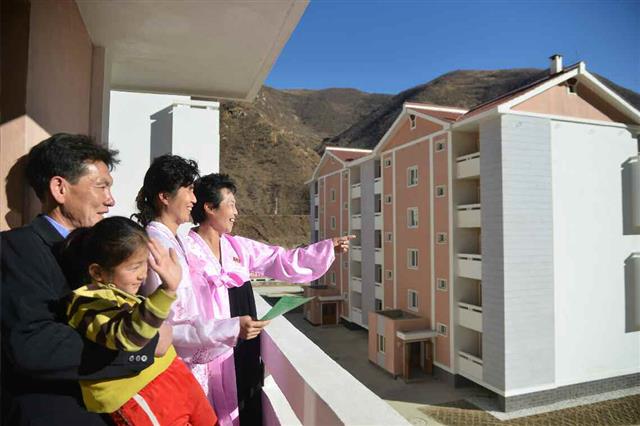 새로 지어진 살림집 둘러보는 북한 검덕지구 주민들