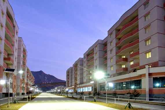 수해 복구 마치고 새 살림집…야경 펼쳐지는 북한 검덕지구