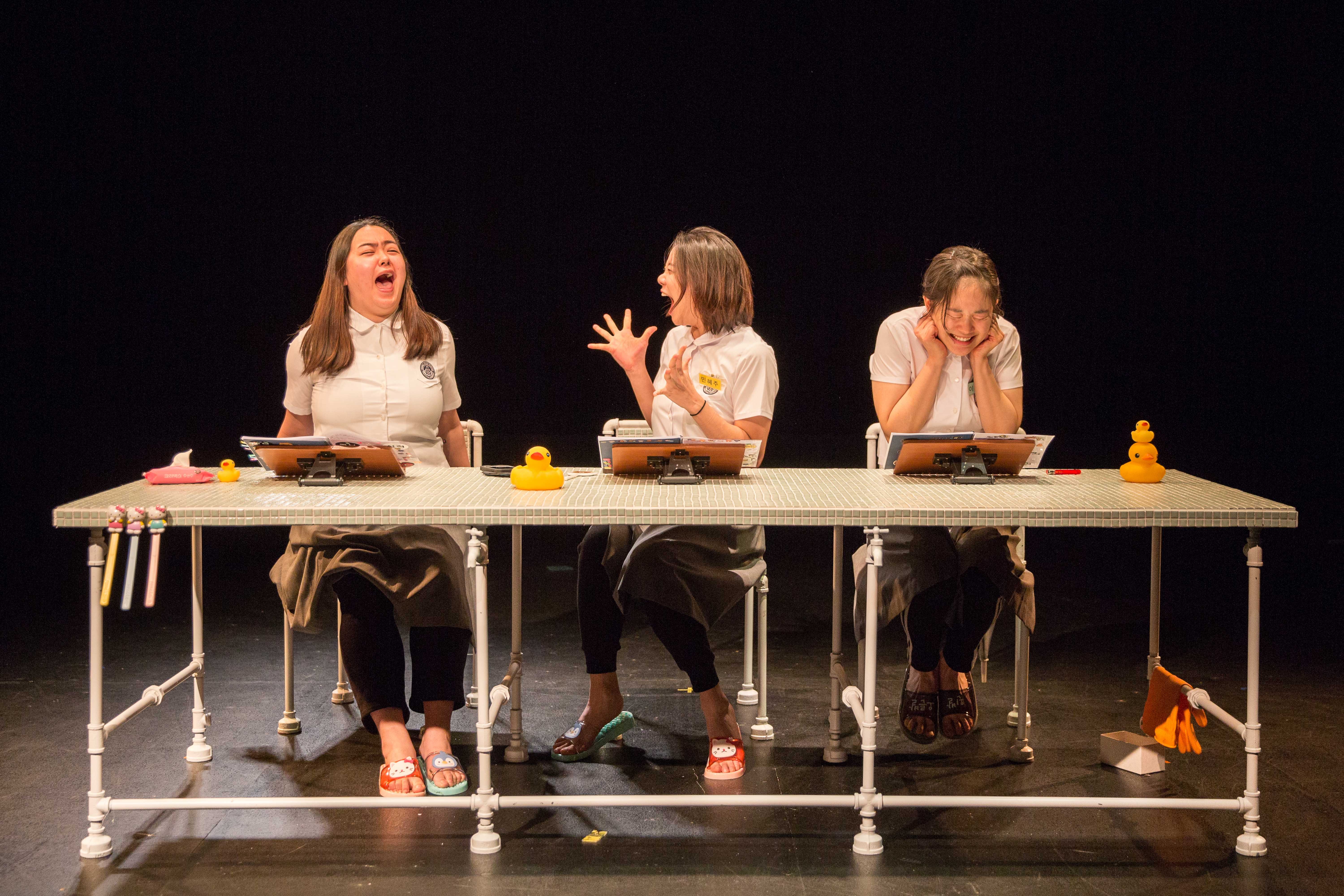 2016년 청소년극 창작벨트 ‘아는 사이’의 낭독 공연 모습. 이 작품은 다음해 ‘좋아하고 있어’로 정식으로 무대에 올랐다. 국립극단 제공