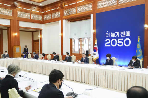 문재인 대통령이 27일 청와대에서 열린 2050 탄소중립 범부처 전략회의에 참석,모두발언을 하고 있다. 2020. 11. 27 도준석 기자 pado@seoul.co.kr
