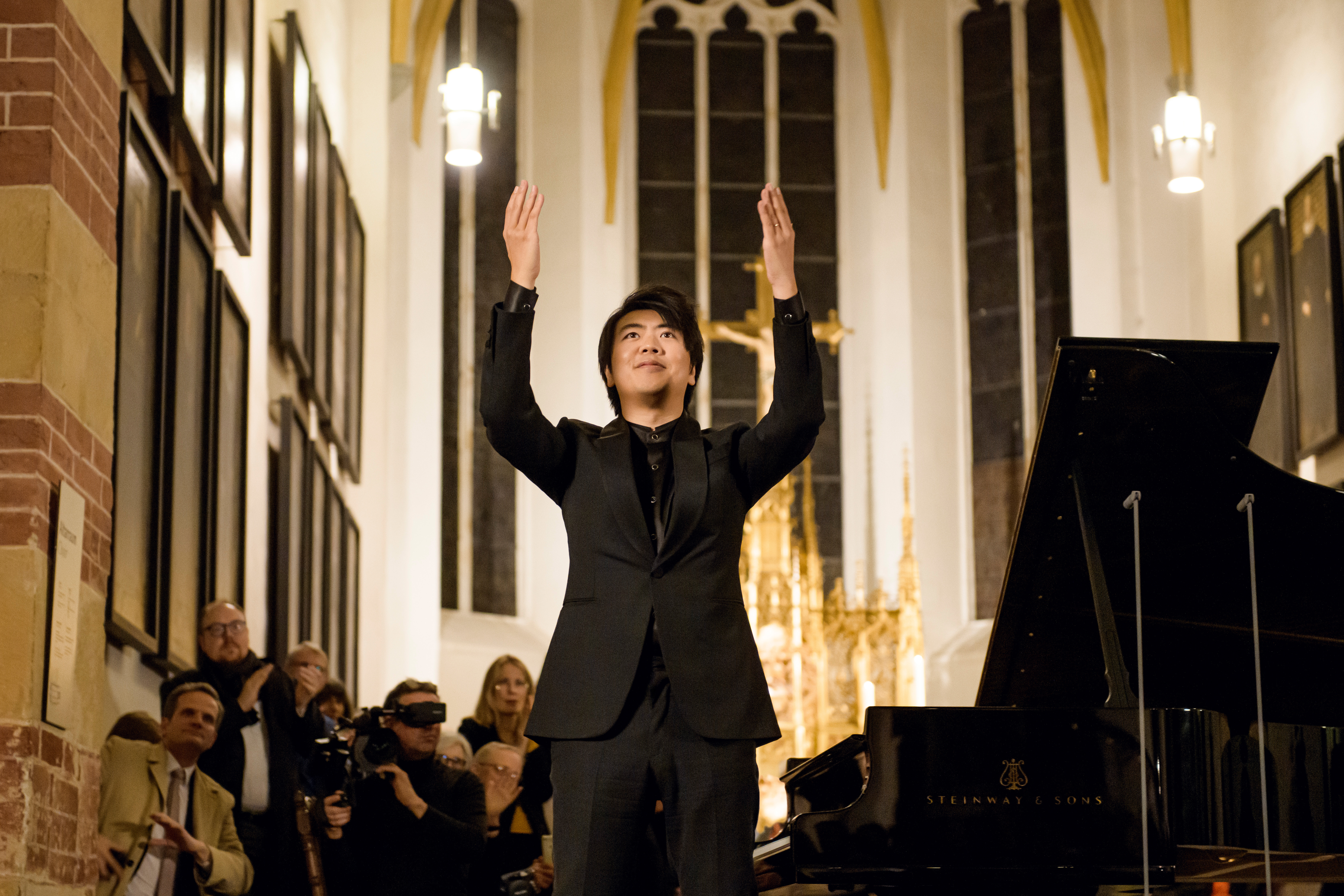 피아니스트 랑랑이 지난 3월 5일 독일 라이프치히 성 토마스 교회에서 골드베르크 변주곡을 연주한 뒤 관객들에게 인사하고 있다. &copy; Stefan Hoederath