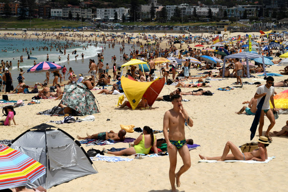 28일(현지시간) 호주 시드니의 본디 해변이 사람들로 북적이고 있다. 호주는 전날 코로나19 확진자가 7명 발생했으며 전날 기준 총 확진자는 2만 7874명으로 집계되고 있다. 호주는 지난 9월 확진자가 100명 아래로 떨어진 이후 최근 10명 안팎의 낮은 확진자수를 보이고 있다.  EPA 연합뉴스