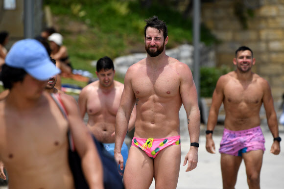 28일(현지시간) 호주 시드니의 본디 해변이 사람들로 북적이고 있다. 호주는 전날 코로나19 확진자가 7명 발생했으며 전날 기준 총 확진자는 2만 7874명으로 집계되고 있다. 호주는 지난 9월 확진자가 100명 아래로 떨어진 이후 최근 10명 안팎의 낮은 확진자수를 보이고 있다.  EPA 연합뉴스