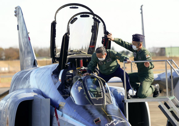 28일 스가 요시히데 일본 총리가 사이타마현 사야마에 있는 항공자위대 이루마 기지에서 열린 항공사열식에 참석해 F4EJ 전투기 조종석에 탑승해보고 있다.  EPA 연합뉴스