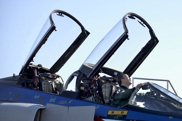 28일 스가 요시히데 일본 총리가 사이타마현 사야마에 있는 항공자위대 이루마 기지에서 열린 항공사열식에 참석해 F4EJ 전투기 조종석에 탑승해보고 있다.  AFP 연합뉴스