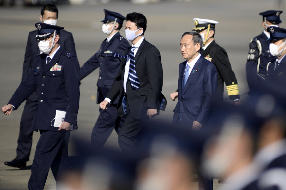 스가 요시히데 일본 총리가 28일 사이타마현 사야마에 있는 항공자위대 이루마 기지에서 열린 항공사열식에 참석하고 있다.  AFP 연합뉴스