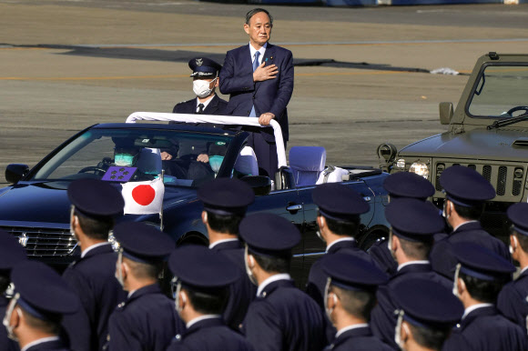 스가 요시히데 일본 총리가 28일 사이타마현 사야마에 있는 항공자위대 이루마 기지에서 열린 항공사열식에 참석하고 있다.  AP 연합뉴스
