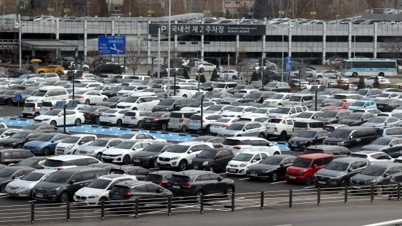 꽉 찬 김포공항 주차장