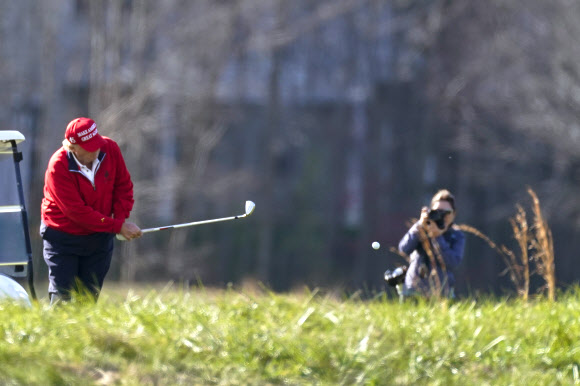 28일(현지시간) 버지니아주 스털링의 골프장에서 골프를 즐기는 도널드 트럼프 미국 대통령. AP