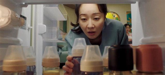 ‘산후조리원’의 현진은 능력 있는 커리어 우먼이지만 엄마가 된 뒤 모유 수유가 되지 않아 온갖 고초를 겪는다.<br>tvN 제공