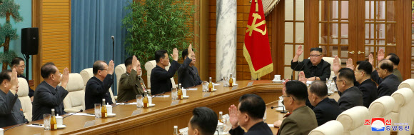 북한 김정은 국무위원장이 29일 북한 평양 노동당 본부청사에서 노동당 정치국 확대 회의를 열었다고 30일 조선중앙통신이 보도했다. 2020.11.30 연합뉴스