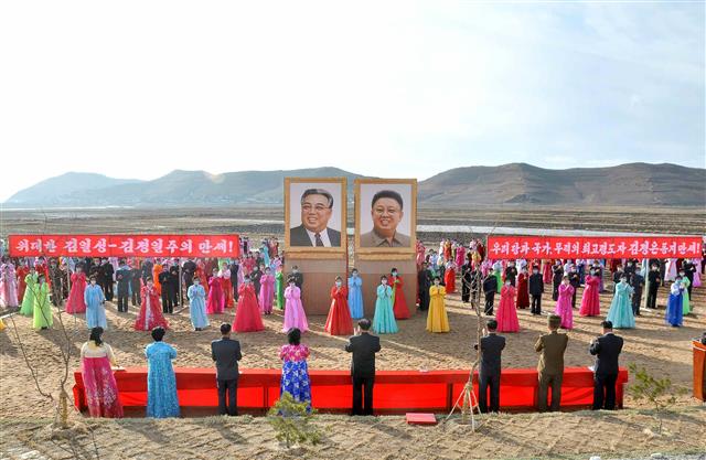 노동당 기관지 노동신문은 30일 함경남북도와 라선시에서 살림집 입사 모임과 ‘새집들이’ 행사가 진행됐다고 보도했다. 새집들이 행사는 지난 여름 발생한 수해로 인해 살림집을 잃은 주민들에게 새집을 지어주고 이를 축하하는 행사를 말한다. 평양 노동신문=뉴스1