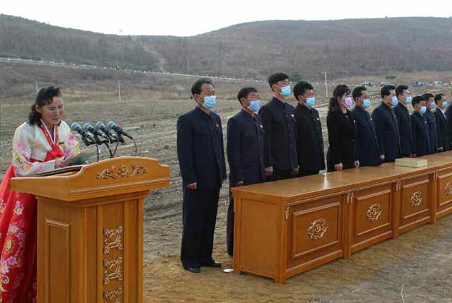 노동당 기관지 노동신문은 30일 함경남북도와 라선시에서 살림집 입사 모임과 ‘새집들이’ 행사가 진행됐다고 보도했다. 새집들이 행사는 지난 여름 발생한 수해로 인해 살림집을 잃은 주민들에게 새집을 지어주고 이를 축하하는 행사를 말한다. 평양 노동신문=뉴스1