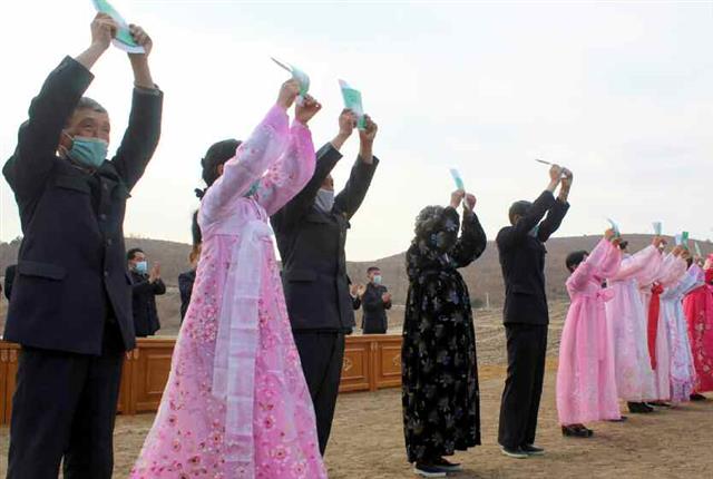 북한 노동당 기관지 노동신문은 30일 함경남북도와 라선시에서 살림집 입사 모임과 ‘새집들이’ 행사가 진행됐다고 보도했다. 새집들이 행사는 지난 여름 발생한 수해로 인해 살림집을 잃은 주민들에게 새집을 지어주고 이를 축하하는 행사를 말한다. 평양 노동신문=뉴스1