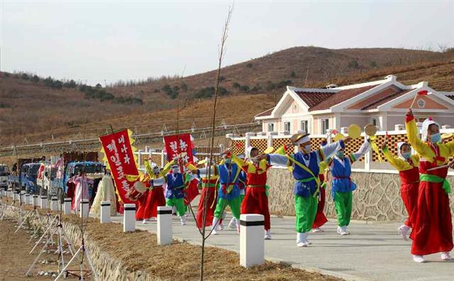 북한 노동당 기관지 노동신문은 30일 함경남북도와 라선시에서 살림집 입사 모임과 ‘새집들이’ 행사가 진행됐다고 보도했다. 새집들이 행사는 지난 여름 발생한 수해로 인해 살림집을 잃은 주민들에게 새집을 지어주고 이를 축하하는 행사를 말한다. 평양 노동신문=뉴스1