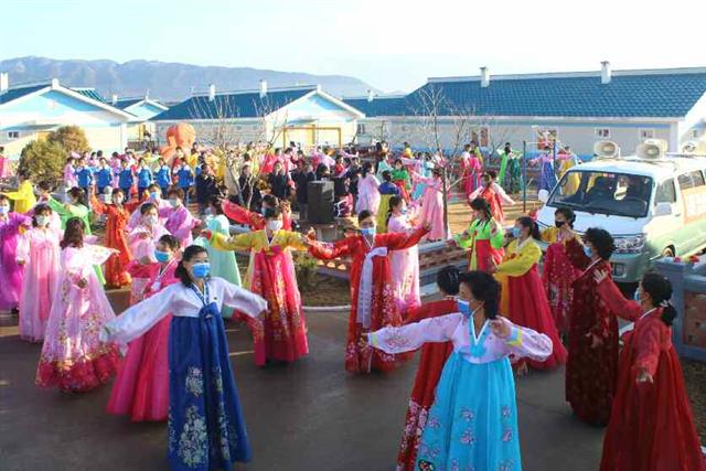 북한 노동당 기관지 노동신문은 30일 함경남북도와 라선시에서 살림집 입사 모임과 ‘새집들이’ 행사가 진행됐다고 보도했다. 새집들이 행사는 지난 여름 발생한 수해로 인해 살림집을 잃은 주민들에게 새집을 지어주고 이를 축하하는 행사를 말한다. 평양 노동신문=뉴스1