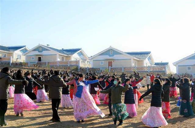 북한 노동당 기관지 노동신문은 30일 함경남북도와 라선시에서 살림집 입사 모임과 ‘새집들이’ 행사가 진행됐다고 보도했다. 새집들이 행사는 지난 여름 발생한 수해로 인해 살림집을 잃은 주민들에게 새집을 지어주고 이를 축하하는 행사를 말한다. 평양 노동신문=뉴스1