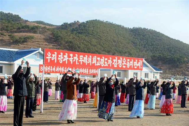 북한 노동당 기관지 노동신문은 30일 함경남북도와 라선시에서 살림집 입사 모임과 ‘새집들이’ 행사가 진행됐다고 보도했다. 새집들이 행사는 지난 여름 발생한 수해로 인해 살림집을 잃은 주민들에게 새집을 지어주고 이를 축하하는 행사를 말한다. 평양 노동신문=뉴스1