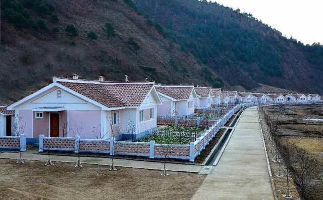 북한 노동당 기관지 노동신문은 30일 함경남북도와 라선시에서 살림집 입사 모임과 ‘새집들이’ 행사가 진행됐다고 보도했다. 새집들이 행사는 지난 여름 발생한 수해로 인해 살림집을 잃은 주민들에게 새집을 지어주고 이를 축하하는 행사를 말한다. 사진은 새로 건설된 마을과 살림집들. 평양 노동신문=뉴스1