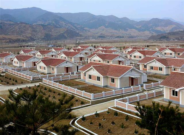 북한 노동당 기관지 노동신문은 30일 함경남북도와 라선시에서 살림집 입사 모임과 ‘새집들이’ 행사가 진행됐다고 보도했다. 새집들이 행사는 지난 여름 발생한 수해로 인해 살림집을 잃은 주민들에게 새집을 지어주고 이를 축하하는 행사를 말한다. 사진은 새로 건설된 마을과 살림집들. 평양 노동신문=뉴스1