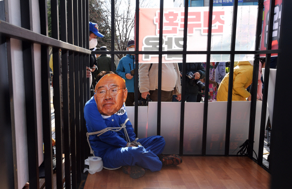 전두환 전 대통령이 사자명예훼손 혐의로 광주지방법원에 출석한 30일 오후 광주광역시 동구 광주지방법원 앞에서 5·18 관련 단체 회원들이 전두환의 구속을 촉구하는 퍼포먼스를 선보이고 있다. 2020. 11. 30  정연호 기자 tpgod@seoul.co.kr