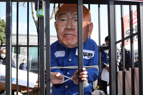 5?18 민주화운동 당시 헬기 사격을 목격한 고(故) 조비오 신부의 명예를 훼손한 혐의로 재판에 넘겨진 전두환 전 대통령의 1심 선고 공판이 있는 30일 광주 동구 광주지방법원 앞에서 5.18 관련 단체 회원 등이 전두환 구속 촉구 퍼포먼스를 선보이고 있다. 2020. 11. 30  정연호 기자tpgod@seoul.co.kr