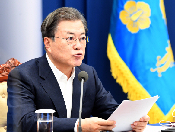 문재인 대통령이 30일 오후 청와대 여민관에서 열린 수석·보좌관 회의에서 모두발언을 하고 있다. 2020. 11. 30  도준석 기자pado@seoul.co.kr