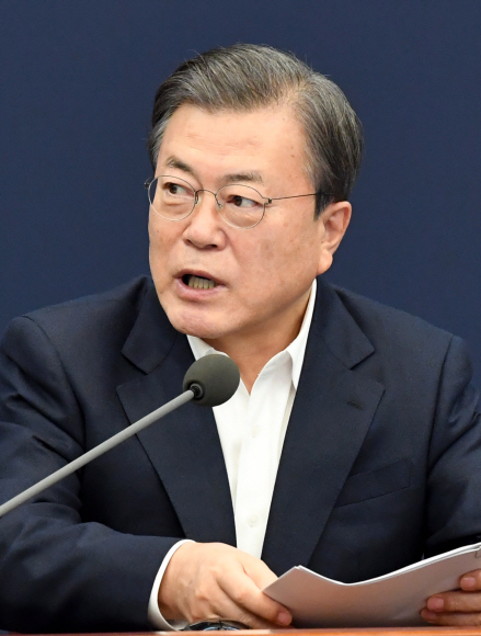 문재인 대통령이 30일 오후 청와대 여민관에서 열린 수석보좌관 회의에서 모두발언을 하고 있다. 2020. 11. 30 도준석 기자 pado@seoul.co.kr