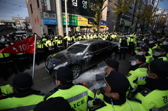 전두환 전 대통령이 30일 광주지방법원에서 열린 ‘회고록 형사재판’ 1심 선고 공판의 출석을 위해 탑승했던 검은색 승용차가 밀가루와 계란으로 더럽혀졌다. 5·18 민주화운동 관련 단체 회원은 전씨가 이날 징역 8개월에 집행유예 2년의 유죄 판결을 받은 뒤 다른 차를 타고 광주법원을 빠져나가자 사죄를 요구하며 빈 차에 계란과 밀가루를 던졌다. 2020. 11. 30  정연호 기자 tpgod@seoul.co.kr