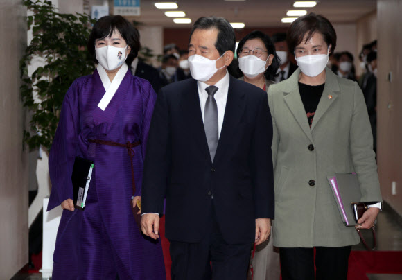 정세균 국무총리(가운데), 유은혜 사회부총리 겸 교육부 장관(오른쪽), 전현희 국민권익위원장이 1일 정부서울청사에서 열린 국무회의에 참석하고 있다. 전 위원장은 이날 밤 개최될 ‘제19차 국제반부패회의(IACC)’를 홍보하기 위해 개회식 때 입을 암행어사 의상을 입고 국무회의에 참석했다. 2020.12.1  연합뉴스