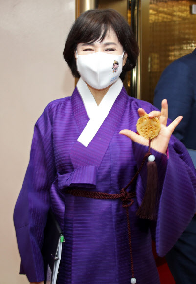 전현희 국민권익위원장이 1일 정부서울청사에서 열린 국무회의에 국민권익위 마스코트며 청렴과 반부패를 상징하는 암행어사 복장을 하고 참석하고 있다. 전 위원장은 이날 밤 개최될 ‘제19차 국제반부패회의(IACC)’를 홍보하기 위해 개회식 때 입을 의상을 입고 국무회의에 참석했다. 2020.12.1  연합뉴스