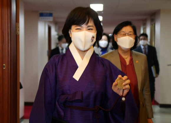 전현희 국민권익위원장이 1일 정부서울청사에서 열린 국무회의에 국민권익위 마스코트며 청렴과 반부패를 상징하는 암행어사 복장을 하고 참석하고 있다. 전 위원장은 이날 밤 개최될 ‘제19차 국제반부패회의(IACC)’를 홍보하기 위해 개회식 때 입을 의상을 입고 국무회의에 참석했다. 2020.12.1  연합뉴스