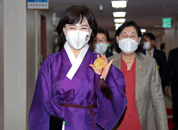 전현희 국민권익위원장이 1일 정부서울청사에서 열린 국무회의에 국민권익위 마스코트며 청렴과 반부패를 상징하는 암행어사 복장을 하고 참석하고 있다. 전 위원장은 이날 밤 개최될 ‘제19차 국제반부패회의(IACC)’를 홍보하기 위해 개회식 때 입을 의상을 입고 국무회의에 참석했다. 2020.12.1  연합뉴스