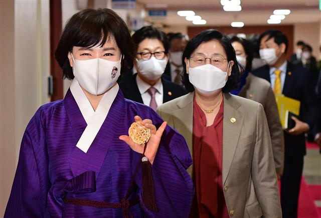 암행어사 복장을 한 전현희 국민권익위원장이 1일 오전 서울 종로구 정부서울청사에서 열린  국무회의에 참석하고 있다. 전 위원장의 복장은 이날 개막하는 제19차 국제반부패회의(IACC) 때 착용예정인 복장으로 국민권익위 마스코트이자 청렴과 반부패를 상징한다. 2020.12.1 뉴스1