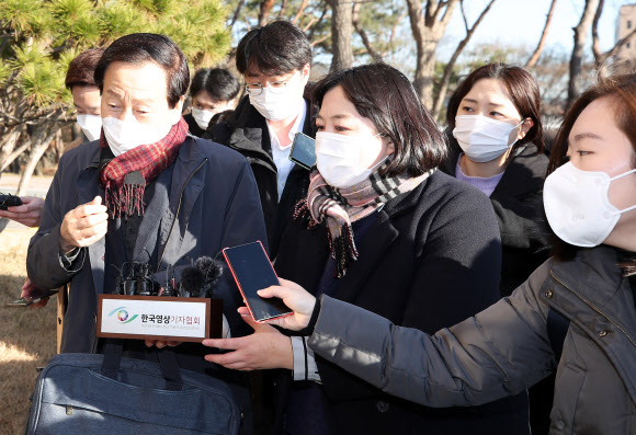 윤석열 검찰총장 징계 심의 하루 전날이자 법무부 감찰위원회 임시회의가 예정된 1일 오전 법조언론인클럽 회장 출신 류희림씨가 정부과천청사 법무부 건물로 들어서며 취재진 질문에 답하고 있다. 연합뉴스.