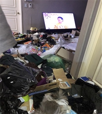 여수의 아파트 가정집 냉장고에서 생후 2개월 된 아기가 시신으로 발견된 가운데 해당 아파트 내부가 쓰레기로 뒤덮여 있다/여수시 제공
