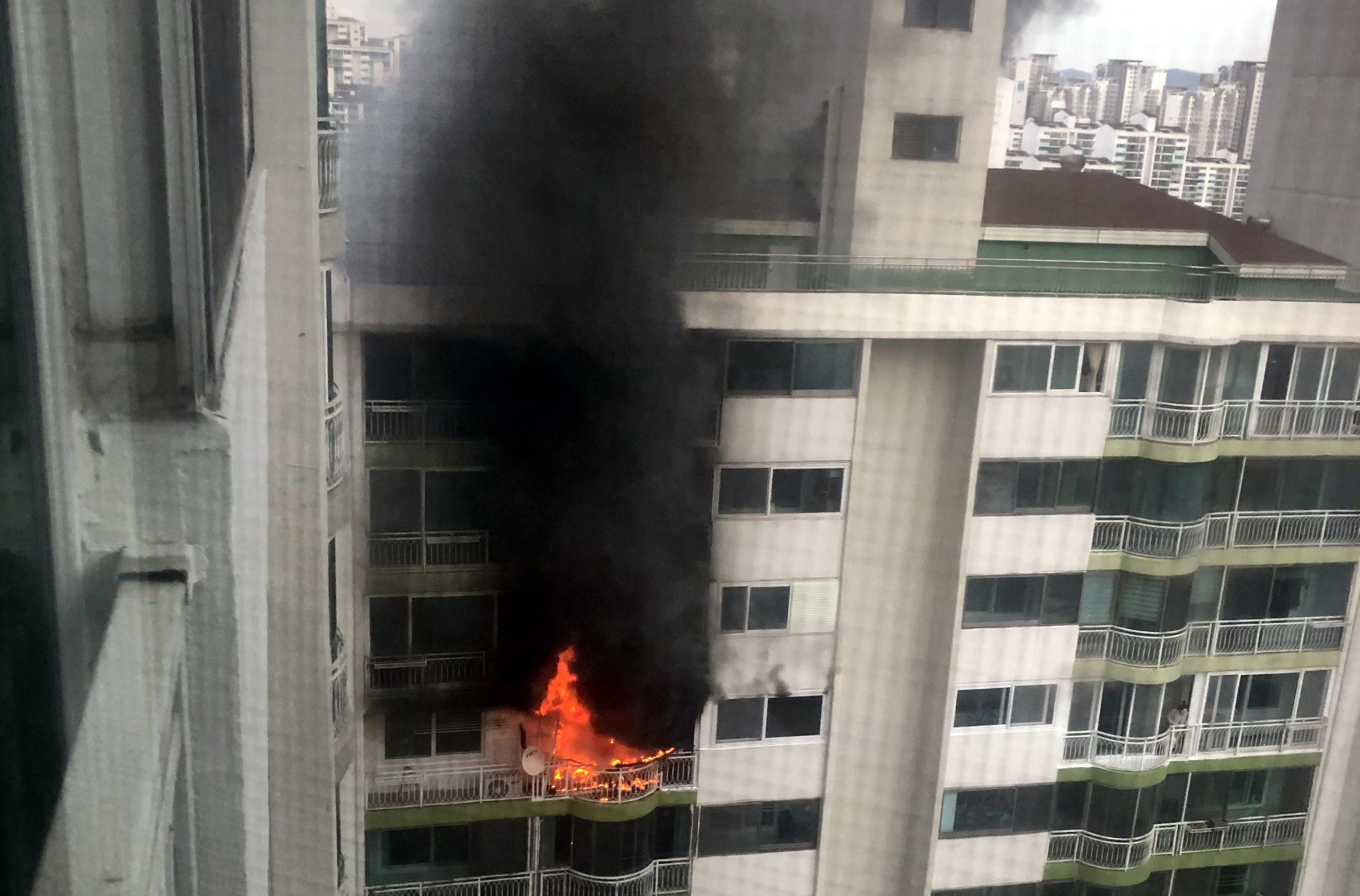 경기도 군포시 산본동 25층짜리 아파트에서 불이나 10며명의 사상자가 발생했다. 독자 제공