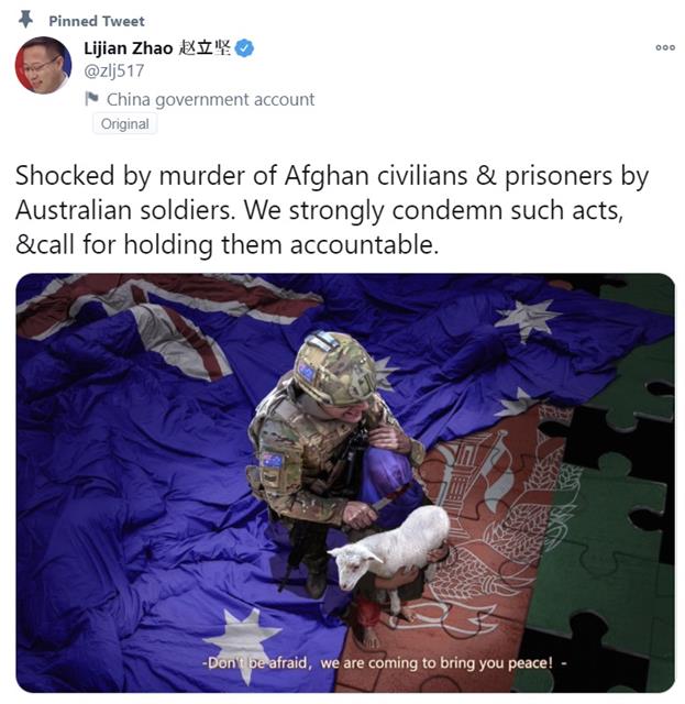30일 자오리젠 중국 외교부 대변인이 자신의 트위터 계정에 올린 합성 사진. 호주 군인이 아프가니스탄 어린이의 목을 베려 하고 있다.  트위터 제공