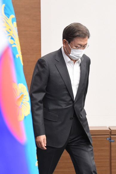 문재인 대통령이 1일 영상 국무회의를 주재하기 위해 청와대 여민관으로 입장하고 있다. 도준석 기자 pado@seoul.co.kr
