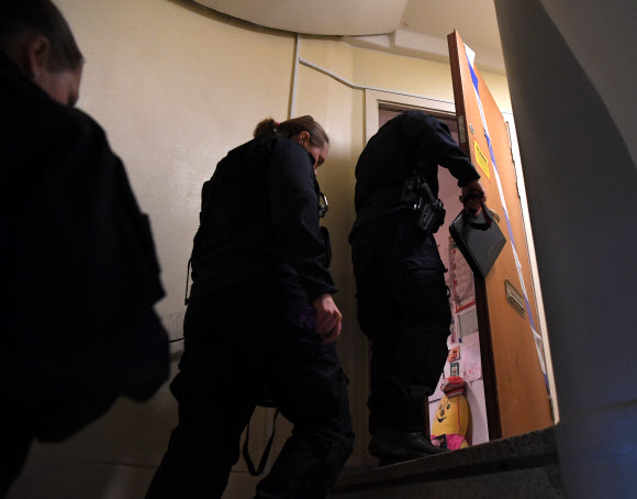 스웨덴 경찰들이 1일(현지시간) 70세 어머니가 마흔 살 정도 된 아들을 30년 가까이 감금하고 지낸 스톡홀름 근교 하닝옌의 한 아파트 문을 열어 들어가고 있다. 하닝옌 AFP 연합뉴스 