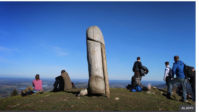 독일 뮌헨 남서쪽 그륀텐 산에 4~5년 전에 세워진 것으로 추정되는 2m 크기의 남근(男根) 모양 기둥. 지난 주말 갑자기 사라져 현지 경찰이 수사에 나섰다고 독일 언론들이 전했다. 알라미 캡처 