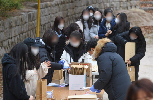 수능 예비소집일인 2일 오전 서울 이화외고에서 수험생들이 수험표와 선물을 드라이브 스루와 워킹스루 형식으로 받고 있다. 2020. 12. 2  오장환 기자 5zzang@seoul.co.kr