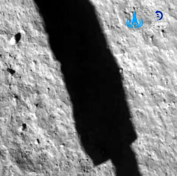 지난달 24일 발사된 중국의 무인 달 탐사선 창어 5호의 탐사선이 모체에서 분리돼 1일 달 표면에 착륙하기 전 그림자를 달 표면에 드리우고 있다. 중국 국가우주국(CNSA) 제공 AP 연합뉴스