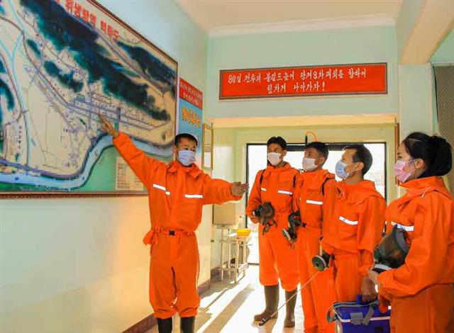 북한 노동당 기관지 노동신문은 2일 전국 각지의 신종 코로나바이러스 감염증(코로나19) 비상 방역사업을 점검했다. 사진은 남포시 천리마구역에서 방역사업을 준비하는 노동자들의 모습. 평양 노동신문=뉴스1