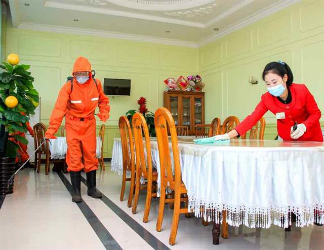 북한 노동당 기관지 노동신문은 2일 전국 각지의 신종 코로나바이러스 감염증(코로나19) 비상 방역사업을 점검했다. 사진은 남포시 천리마구역에서 소독사업을 진행하는 노동자들의 모습. 평양 노동신문=뉴스1