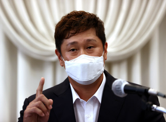 판공비 인상 문제로 비판을 받는 한국프로야구선수협회 회장 이대호(롯데 자이언츠)가 2일 강남구 리베라호텔에서 기자회견을 열고 관련 논란에 대해 해명하고 있다. 2020.12.2  연합뉴스