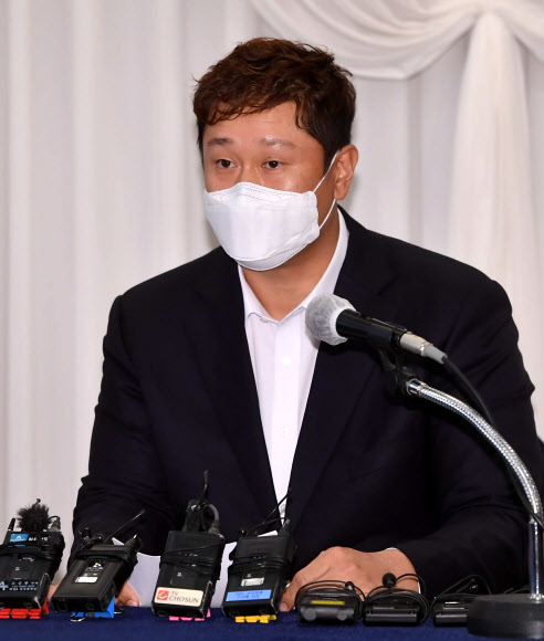 판공비 인상 문제로 비판을 받는 한국프로야구선수협회 회장 이대호(롯데 자이언츠)가 2일 강남구 리베라호텔에서 기자회견을 열고 관련 논란에 대해 해명하고 있다. 2020.12.2  연합뉴스