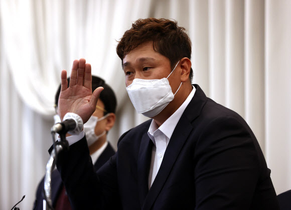 판공비 인상 문제로 비판을 받는 한국프로야구선수협회 회장 이대호(롯데 자이언츠)가 2일 강남구 리베라호텔에서 기자회견을 열고 관련 논란에 대해 해명하고 있다. 2020.12.2  연합뉴스